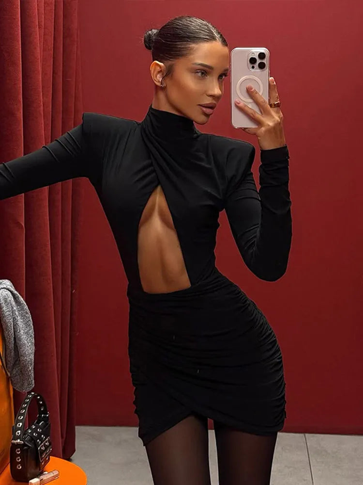 Vestido Mini Plisado con Hombreras - Cuello Medio y Manga Larga