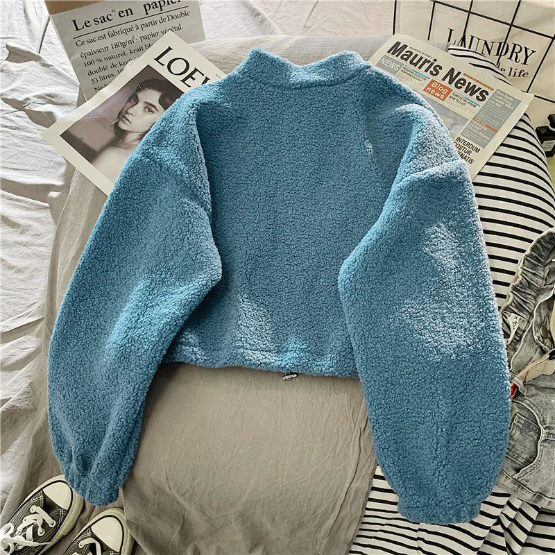 Sudadera Crop con Bordado de Letras - Cuello Alto y Terciopelo