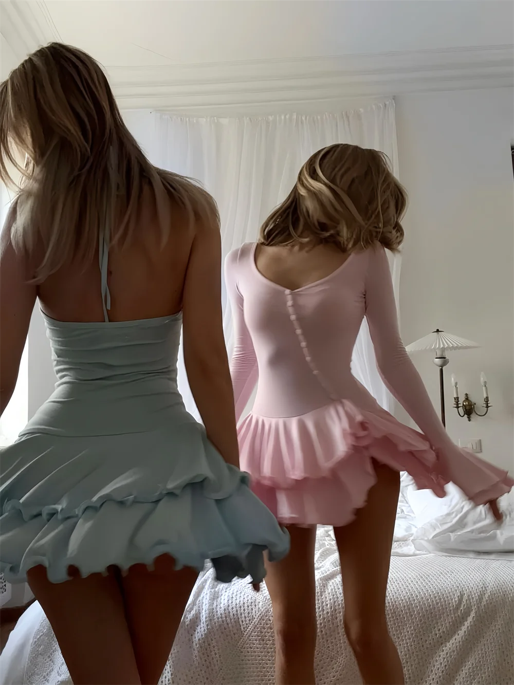 Vestido Mini Línea A con Volantes - Escote en V y Manga Larga