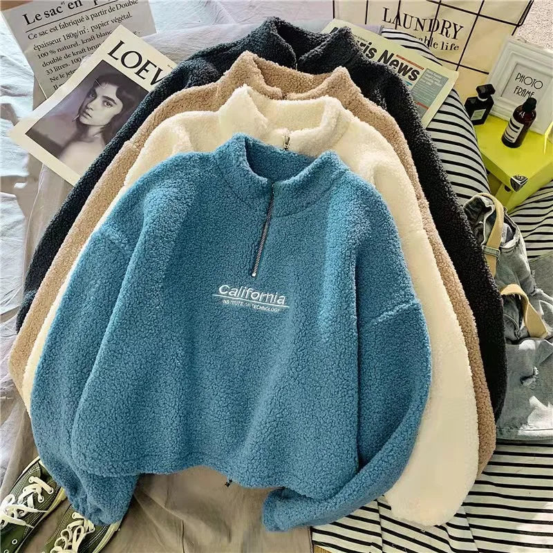 Sudadera Crop con Bordado de Letras - Cuello Alto y Terciopelo