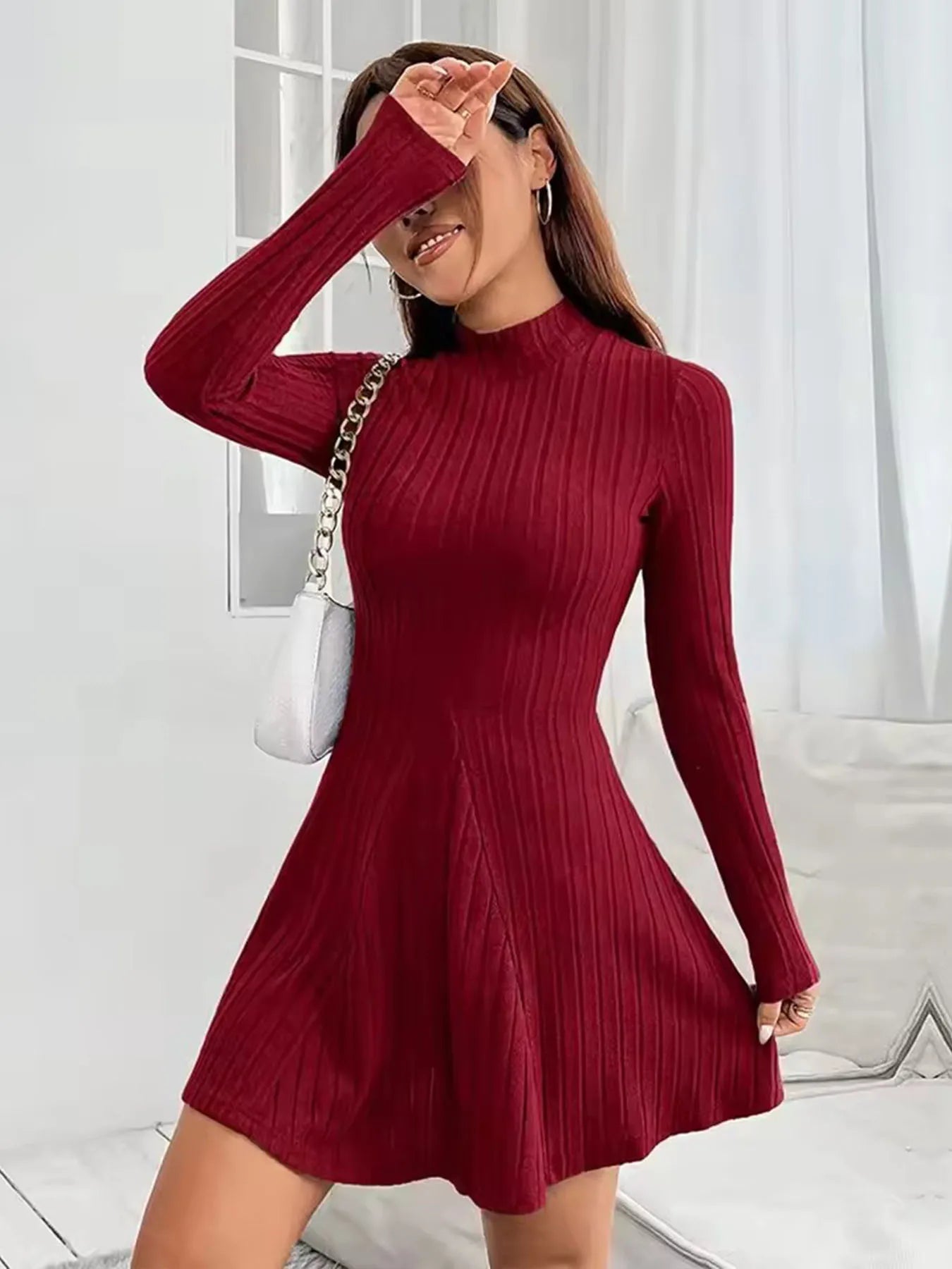 Vestido Ajustado con Rayas - Cuello Alto y Manga Larga