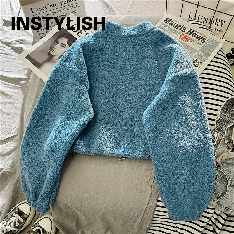 Sudadera Crop con Bordado de Letras - Cuello Alto y Terciopelo