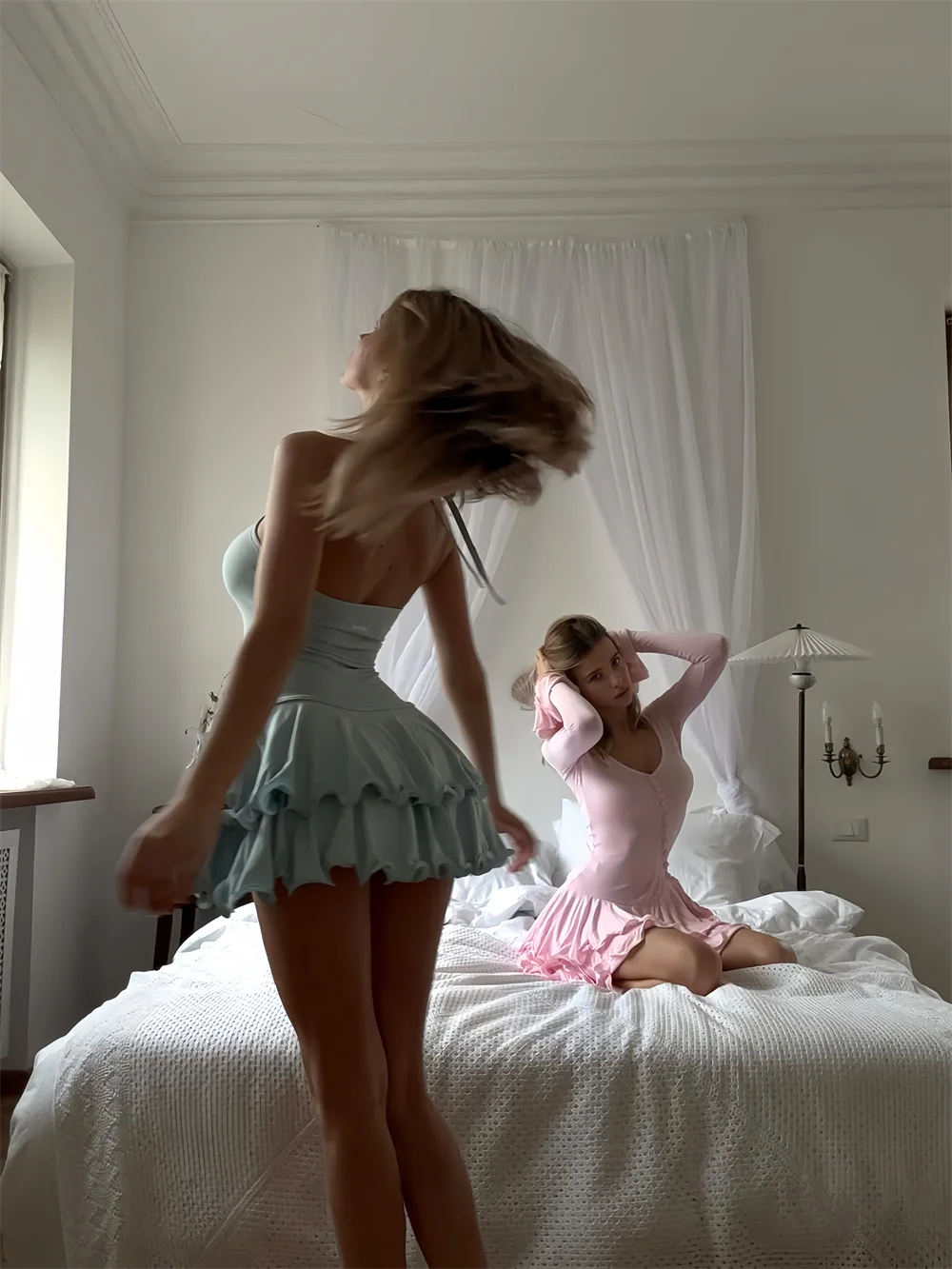 Vestido Mini Línea A con Volantes - Escote en V y Manga Larga